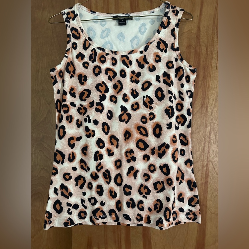 August Silk cheetah print top. Stylish and comfortable. Size small. Never worn.